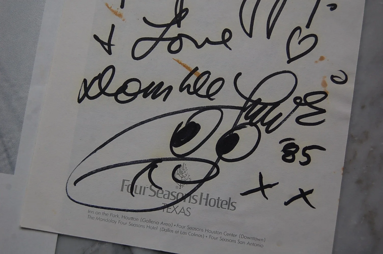 Dom Deluise — Dom DeLuise signed doodle with dedication on Four seasons hotel paper dated 1985, изображение 3