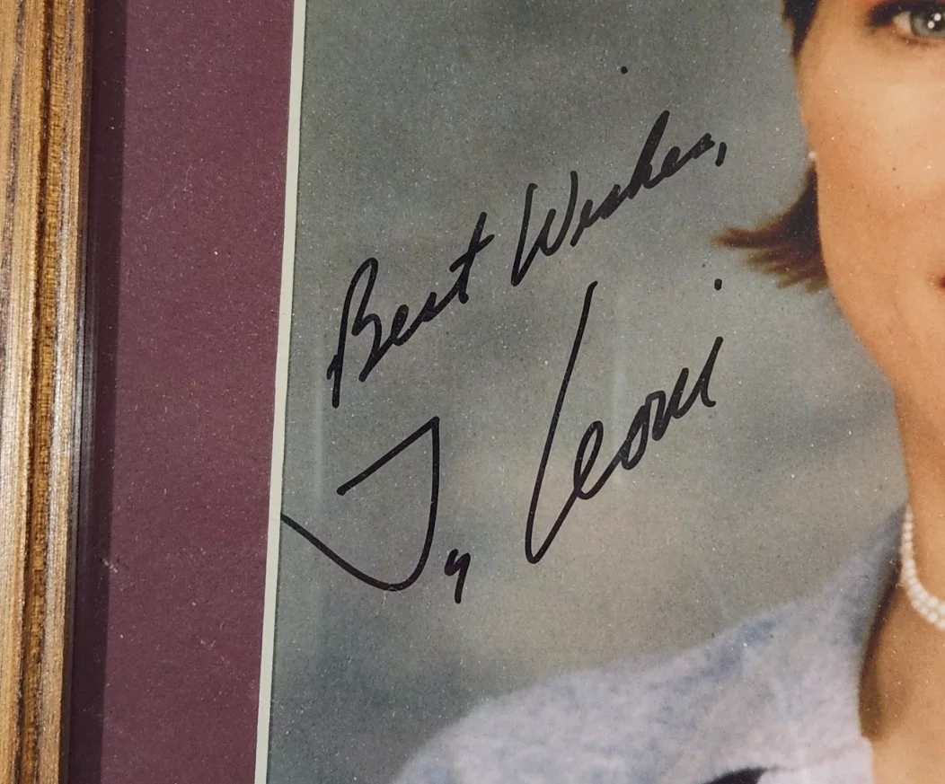 Tea Leoni — Tea Leoni Hand Signed 8x10 Photo Autographed Framed and Matted Portrait COA, изображение 2