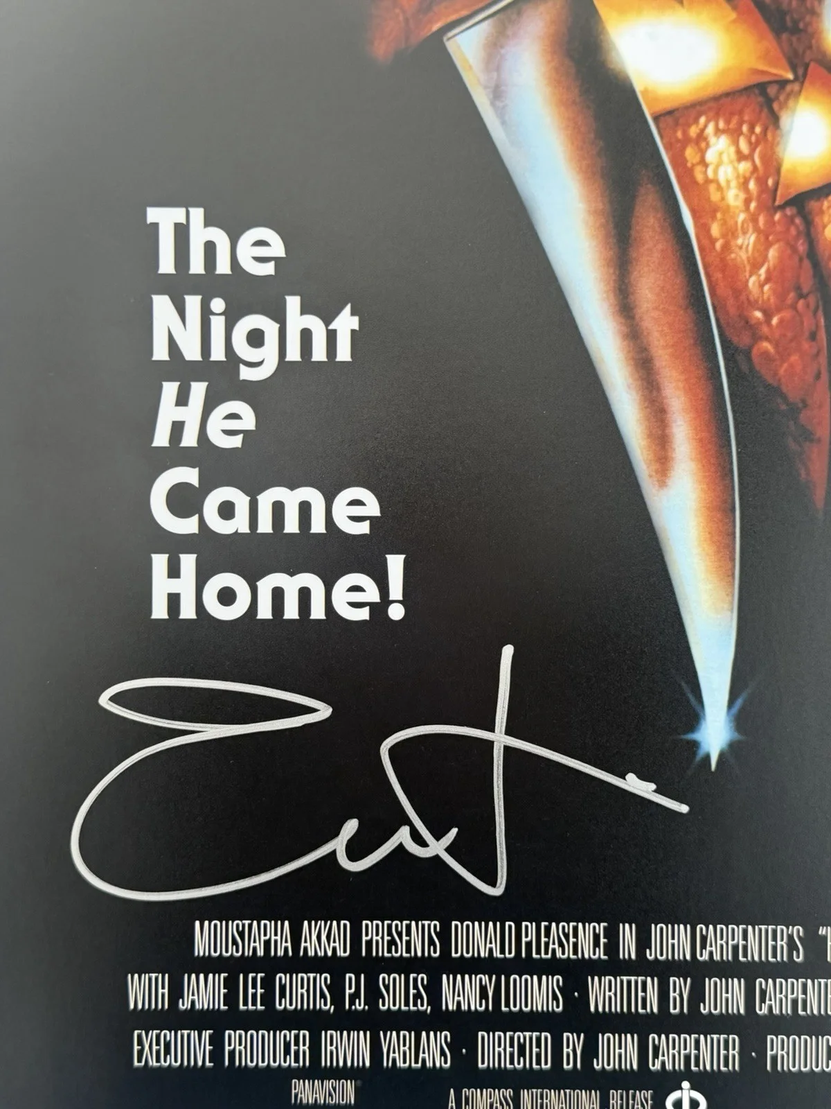 Jamie Lee Curtis — JAMIE LEE CURTIS SIGNED 11x17 AUTOGRAPH HALLOWEEN LAURIE STRODE BECKETT BQ95659, image 2
