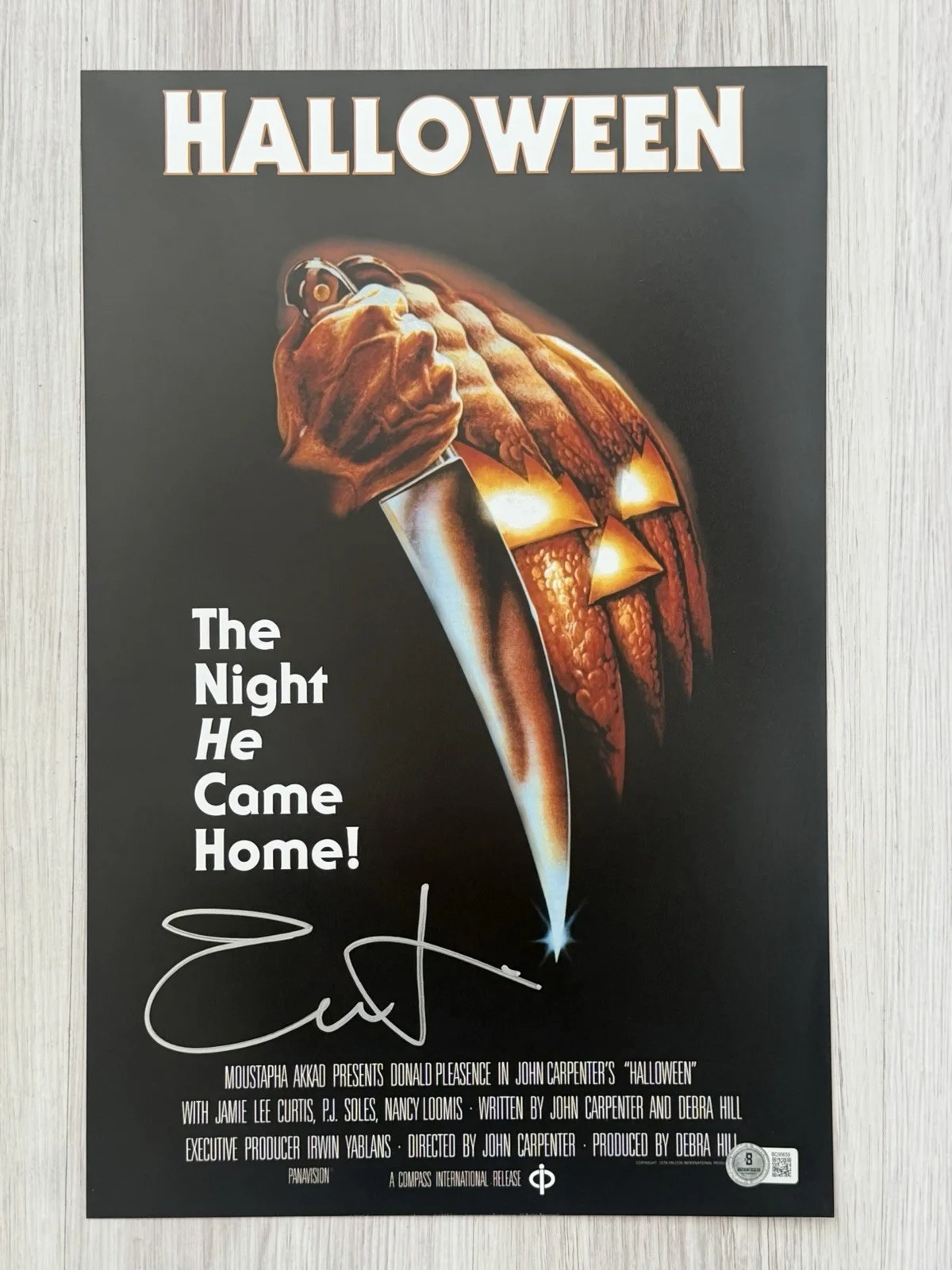 Jamie Lee Curtis — JAMIE LEE CURTIS SIGNED 11x17 AUTOGRAPH HALLOWEEN LAURIE STRODE BECKETT BQ95659, image 4