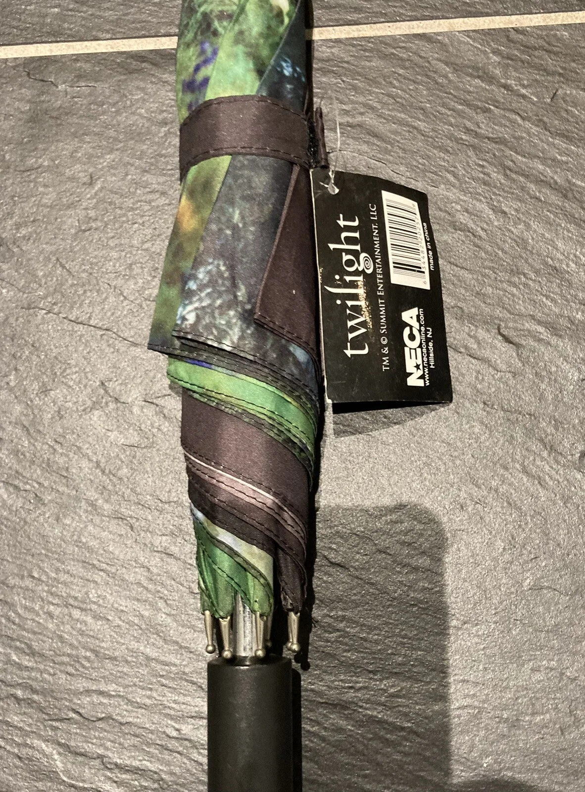 The Twilight Saga Umbrella - Bella and Edward Sitting In Meadow - RARE - NECA, изображение 5