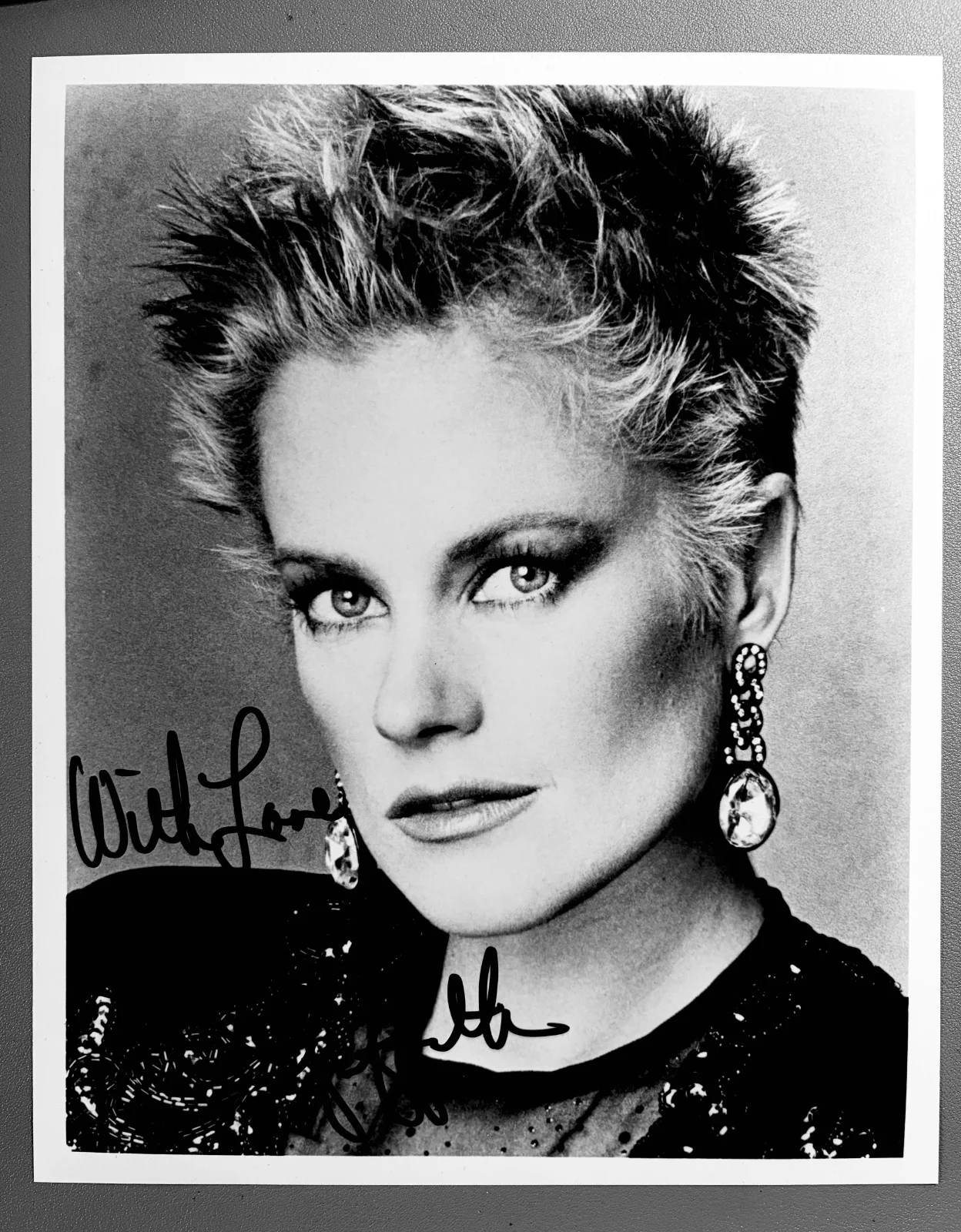 MELANIE GRIFFITH — Melanie Griffith Signed•8x10 •*Working Girl* B&W Vintage•Todd Mueller Autographs