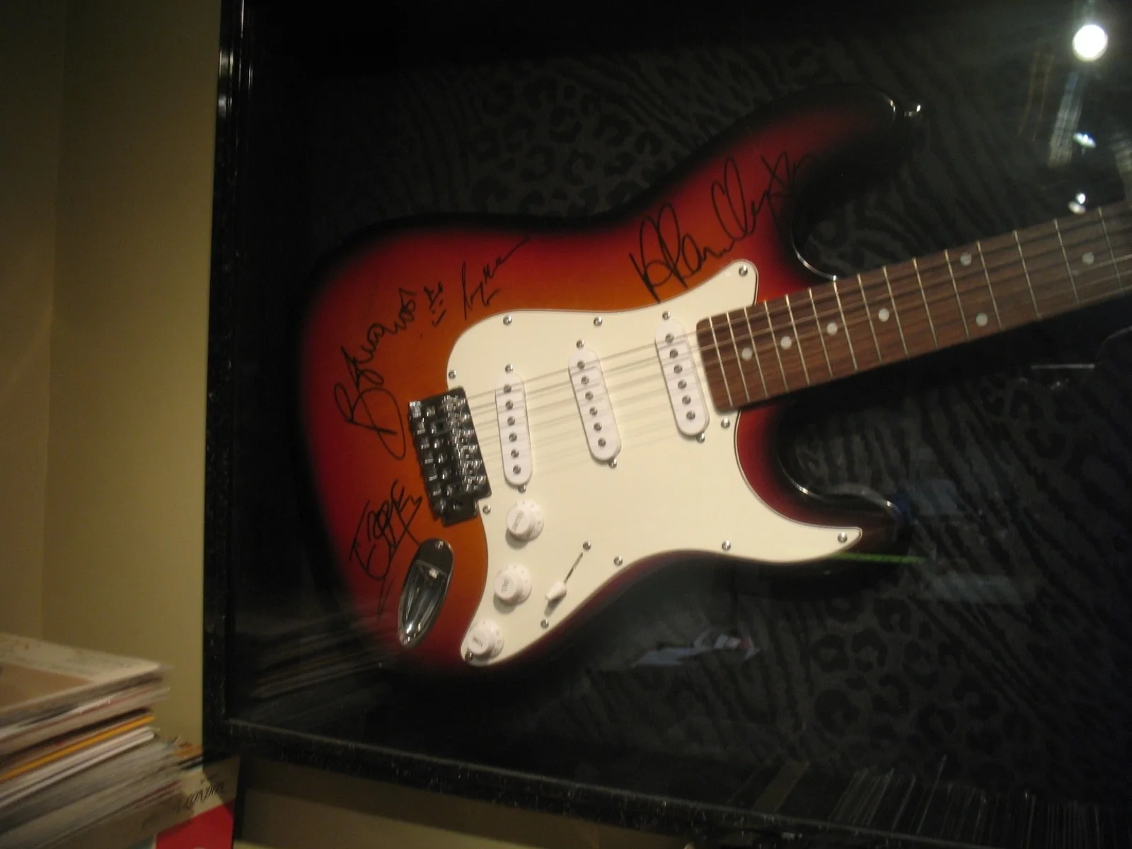 U2~Band Signed Electric Guitar ~ Museum Framed w/COA, изображение 2
