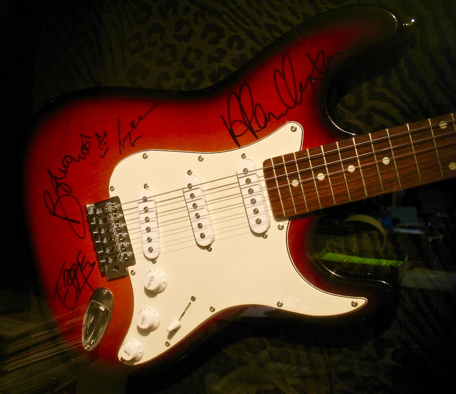 U2~Band Signed Electric Guitar ~ Museum Framed w/COA, изображение 3