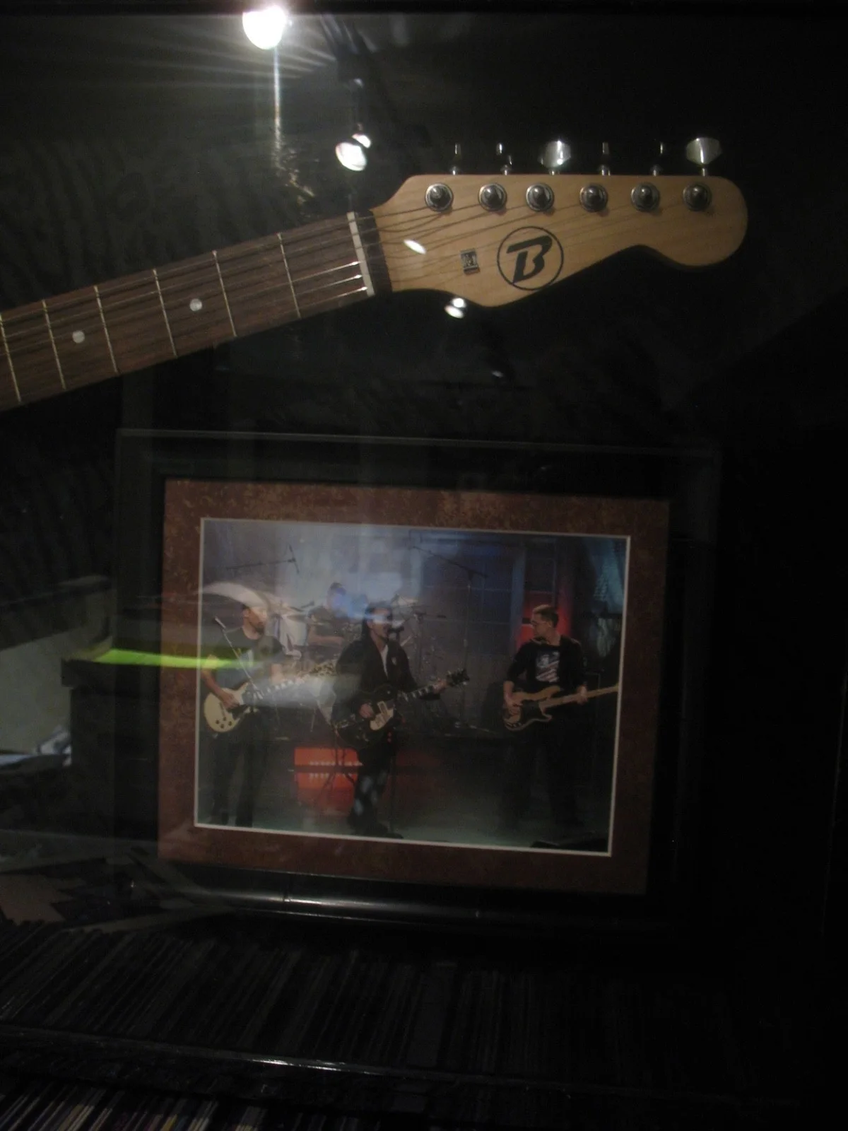 U2~Band Signed Electric Guitar ~ Museum Framed w/COA, изображение 4