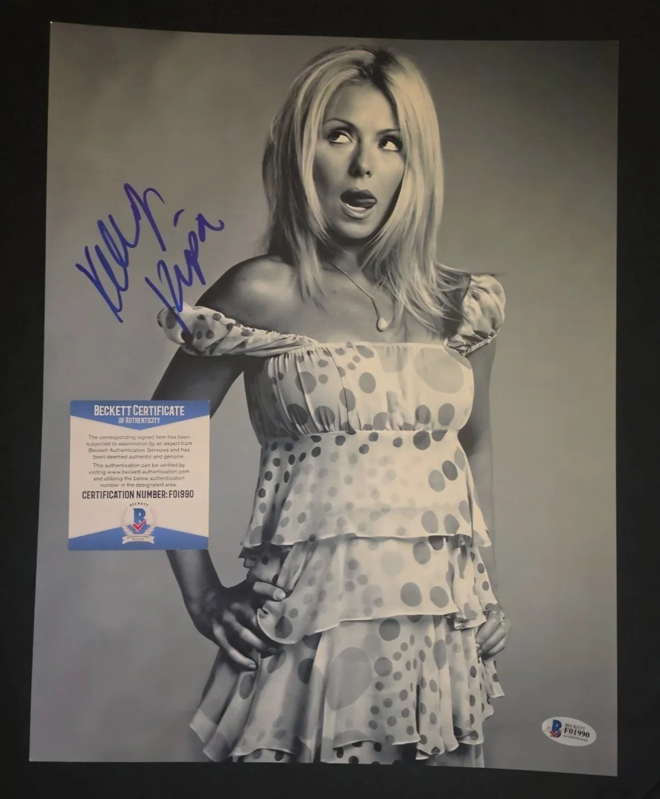 Kelly Ripa — Kelly Ripa 11x14 Signed Beckett COA, image 2