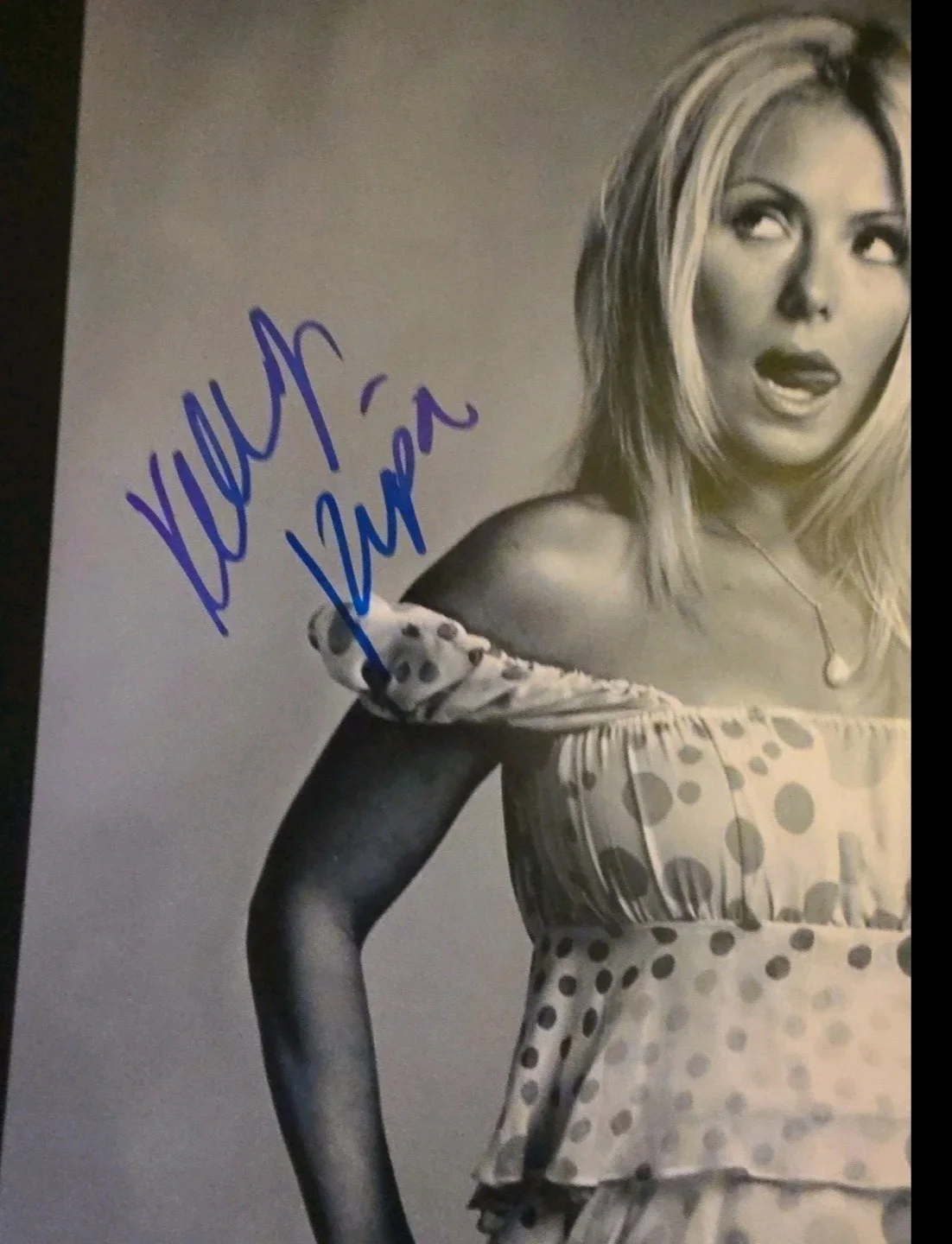 Kelly Ripa — Kelly Ripa 11x14 Signed Beckett COA, image 3