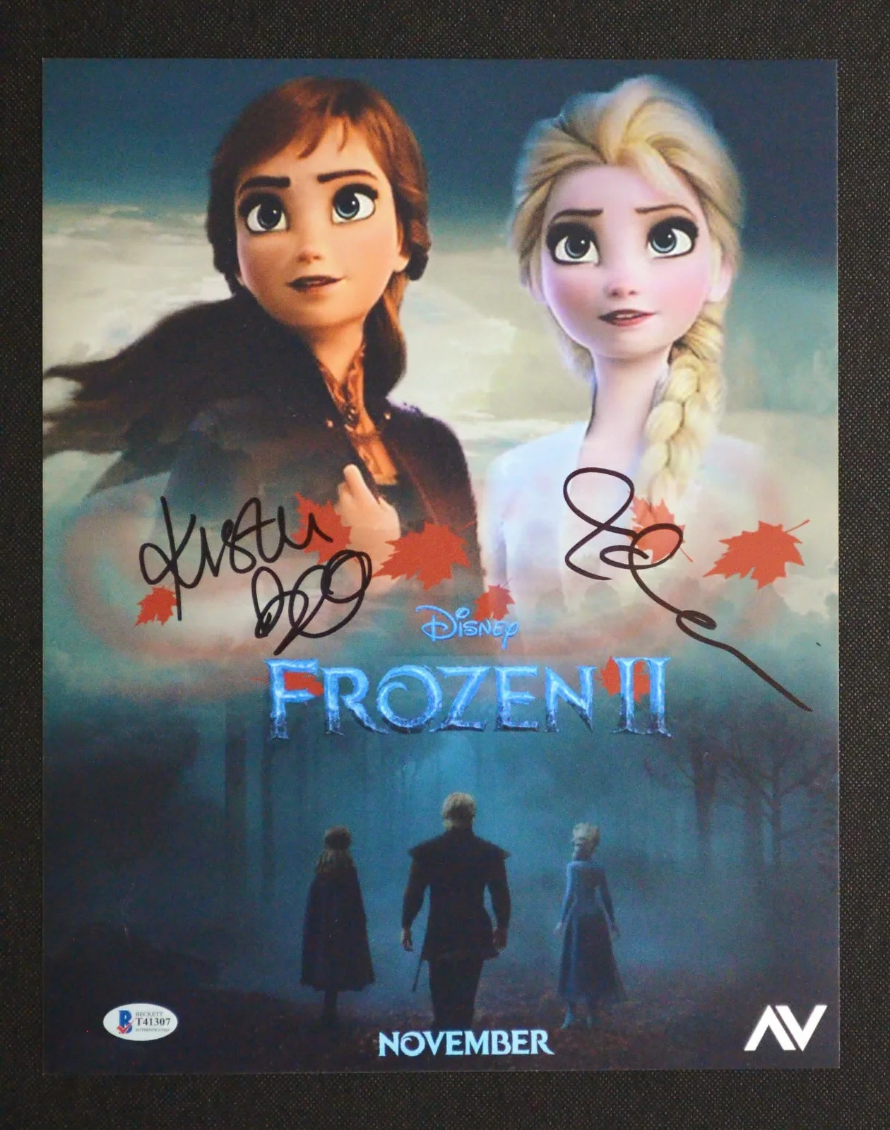 KRISTEN BELL AND IDINA MENZEL — FROZEN II 2 SIGNED 11x14" PHOTO KRISTEN BELL & IDINA MENZEL BAS BECKETT COA