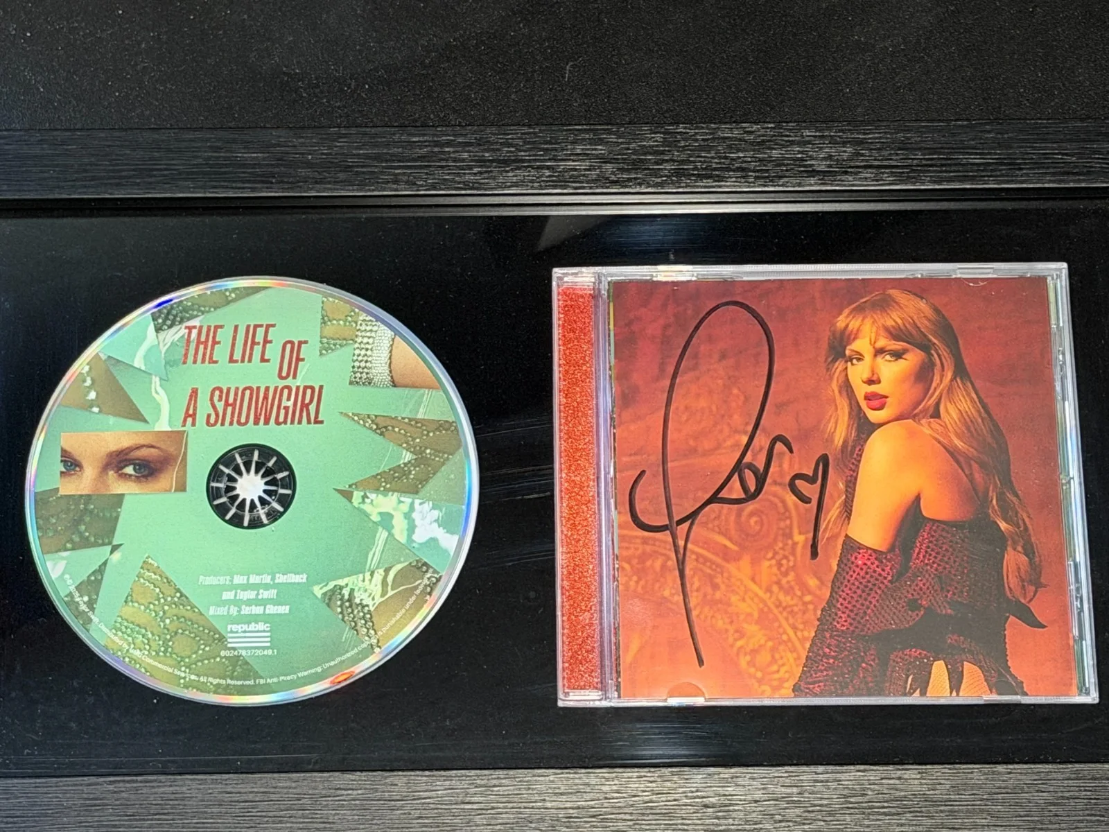 Taylor Swift Hand-SIGNED Photo 3 & Framed 'Life of A Showgirl' CD (2025), image 2