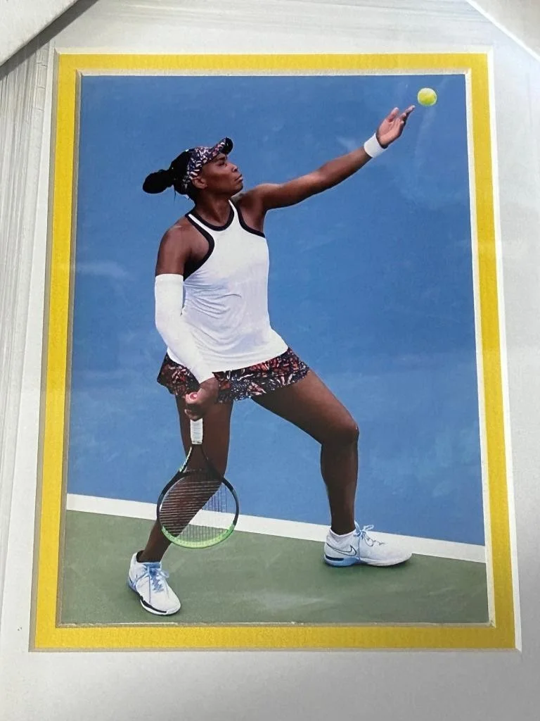 VENUS WILLIAMS — VENUS WILLIAMS TENNIS WIMBLEDON HOF RARE SIGNED CUT 10x15 CUSTOM FRAME JSA COA, изображение 2