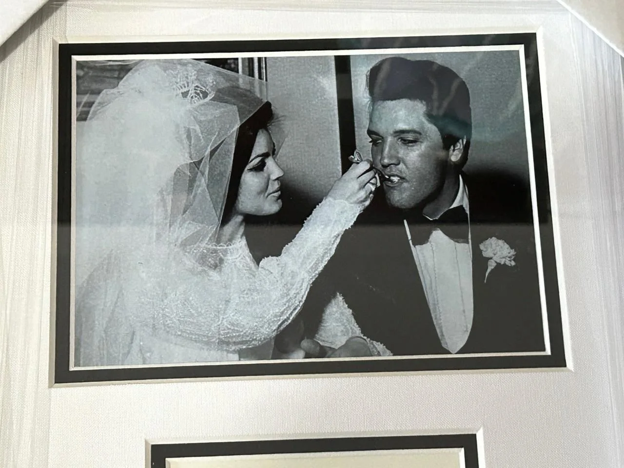 PRISCILLA PRESLEY — PRISCILLA PRESLEY ACTRESS ELVIS WIFE RARE SIGNED CUT 11x12 CUSTOM FRAME JSA COA, изображение 4