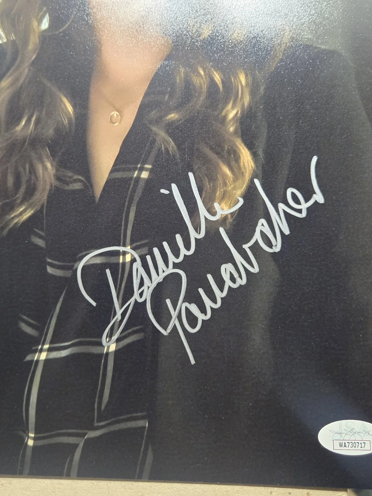 Violett Beane — Violett Beane & Danielle Panabaker DUAL SIGNED The Flash 11x14 Photo #3! JSA COA, изображение 2