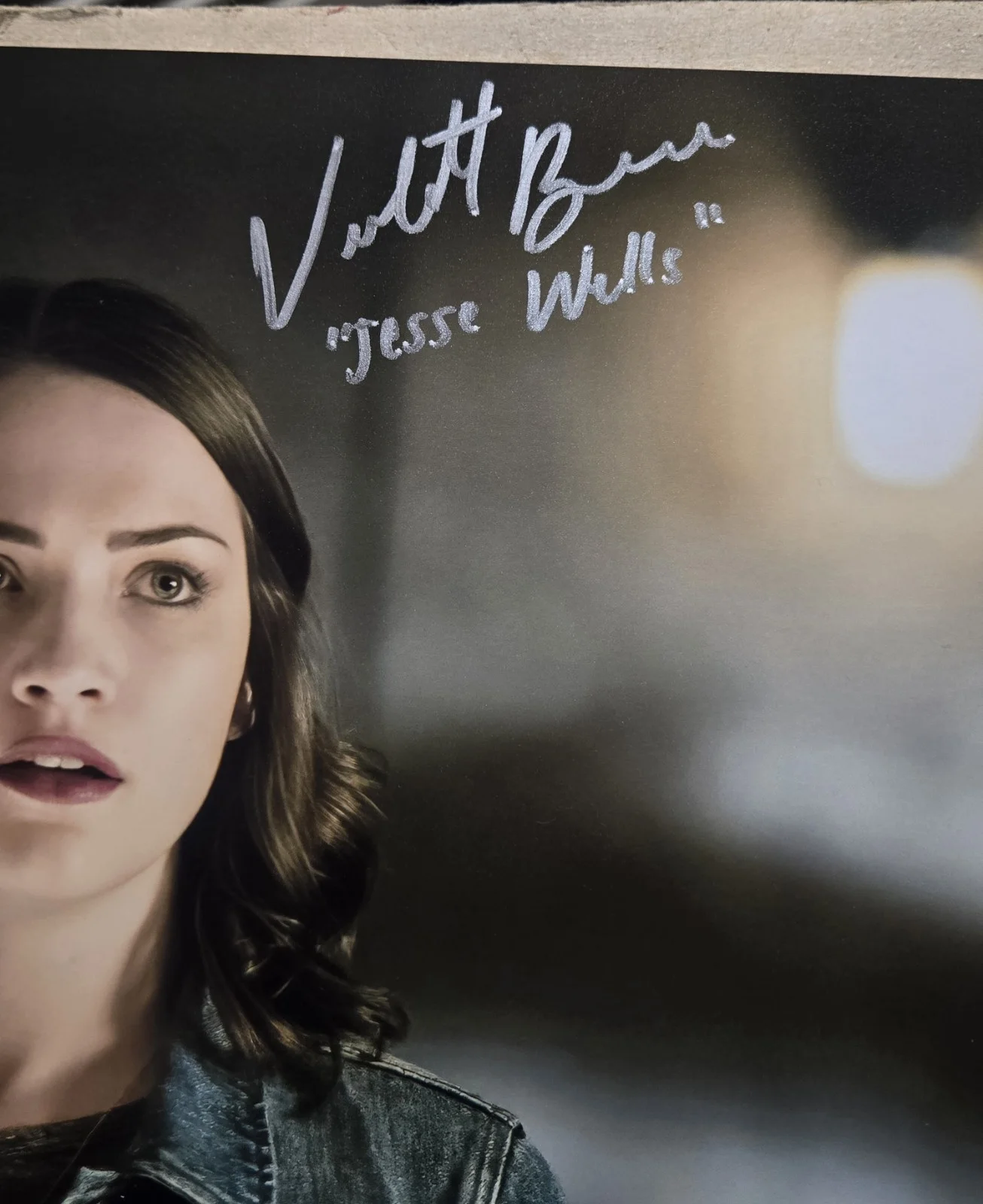 Violett Beane — Violett Beane & Danielle Panabaker DUAL SIGNED The Flash 11x14 Photo #3! JSA COA, изображение 3