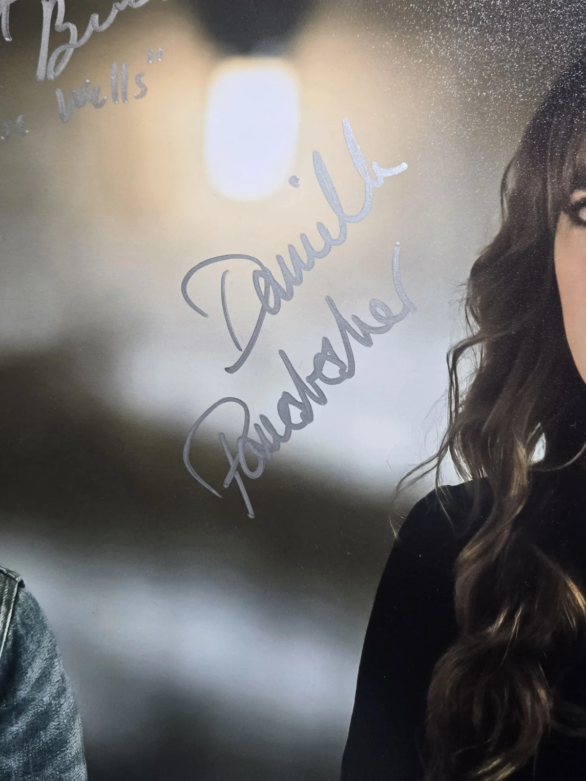 Violett Beane — Violett Beane & Danielle Panabaker DUAL SIGNED The Flash 11x14 Photo #4! JSA COA, изображение 2