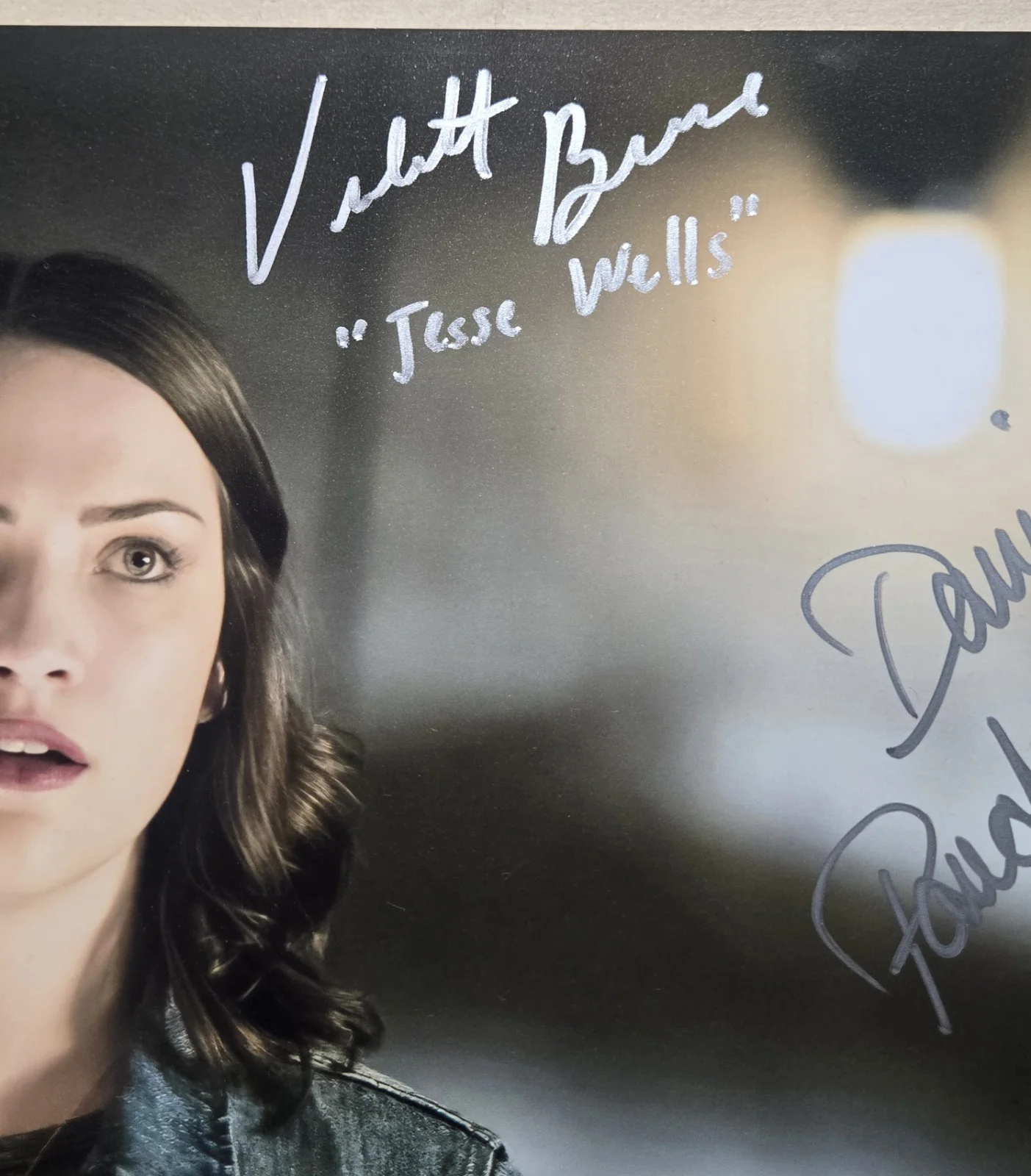 Violett Beane — Violett Beane & Danielle Panabaker DUAL SIGNED The Flash 11x14 Photo #4! JSA COA, изображение 3