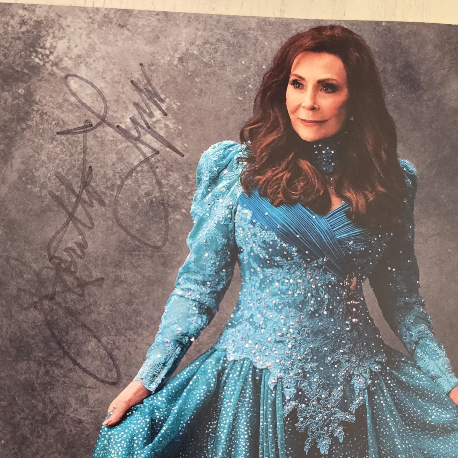 Loretta Lynn Signed 'Wouldn't It Be Great' CD Album and Autographed Photo, изображение 2
