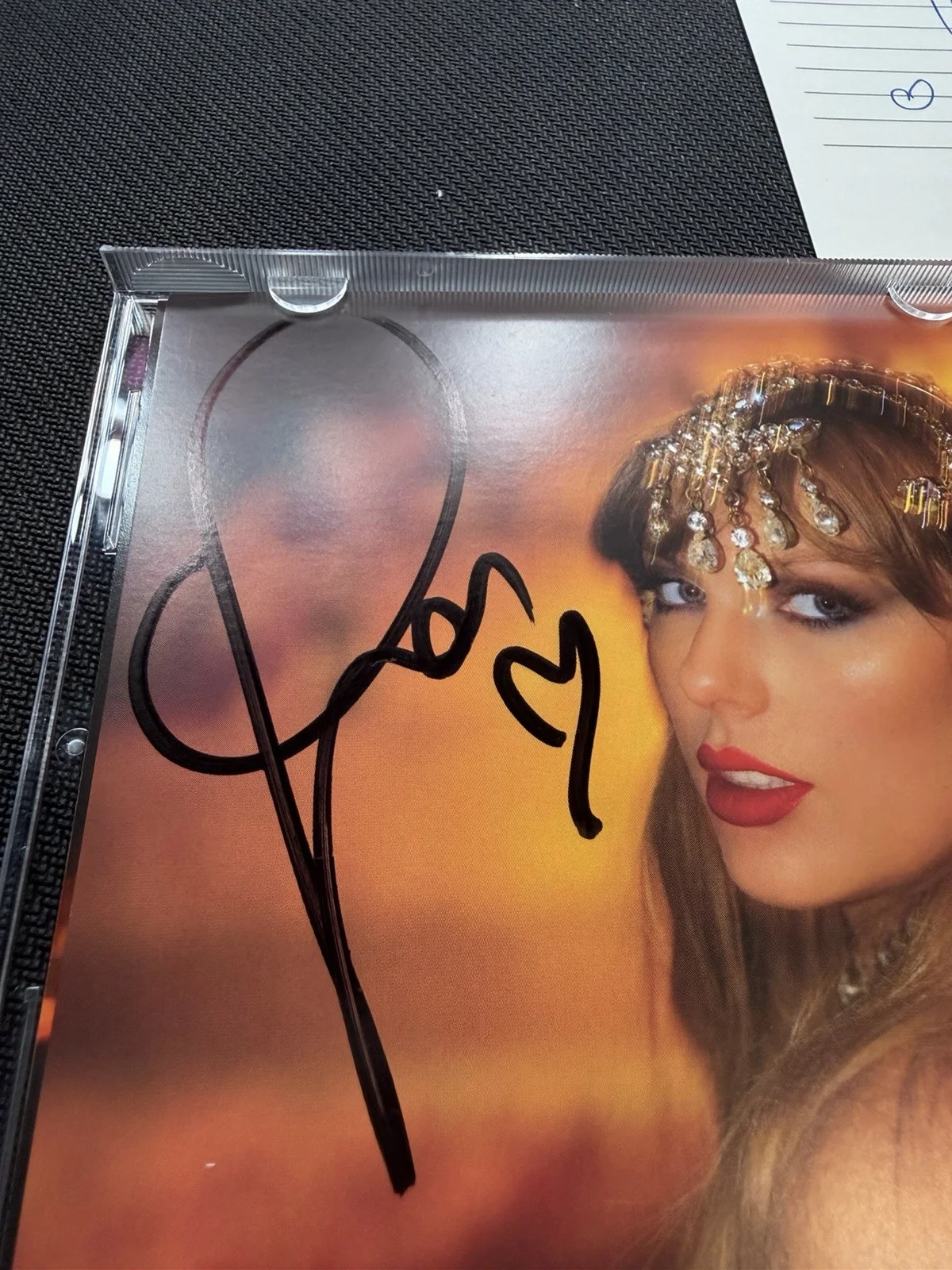 Taylor Swift - The Life of a Showgirl CD + Hand Signed Photo 1 *HEART SIGNATURE*, изображение 2