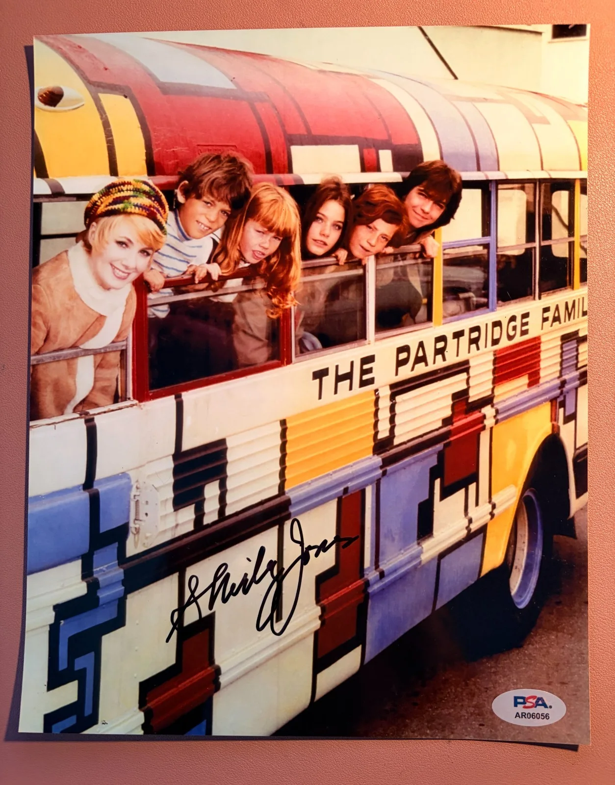 Shirley Jones — Shirley Jones Signed (PSA/DNA) Partridge Family Bus Photograph Vintage•Awesome, изображение 2