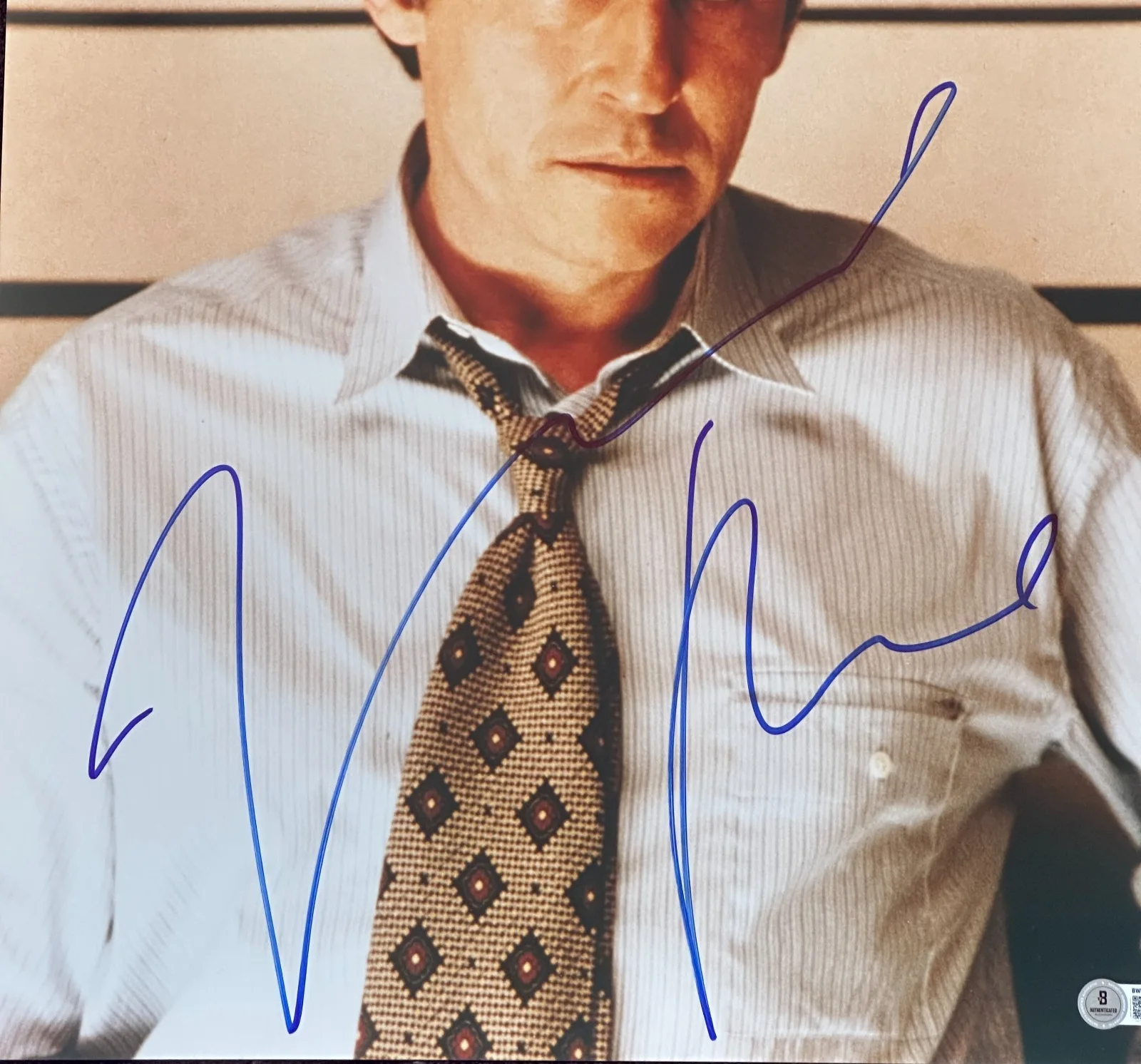 GABRIEL BYRNE — GABRIEL BYRNE Signed THE USUAL SUSPECTS 16x20 PHOTO Beckett Authenticated (BAS), image 2