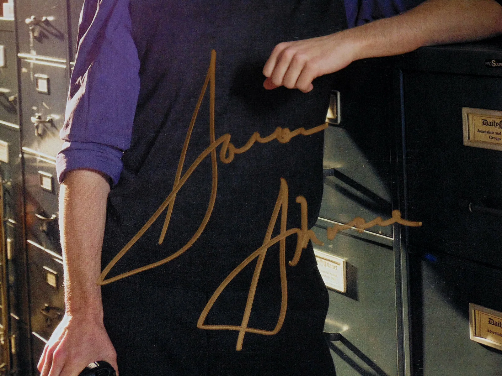 Aaron Ashmore — Aaron Ashmore Smallville Jimmy Olsen 8x10 Signed Photo Hal-Con 2016, image 2