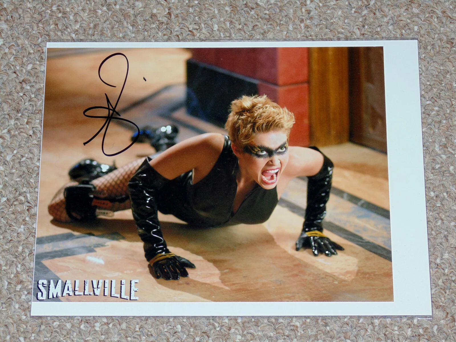 Alaina Huffman — Alaina Huffman Smallville Black Canary 8x10 Signed Photo Hal-Con 2015