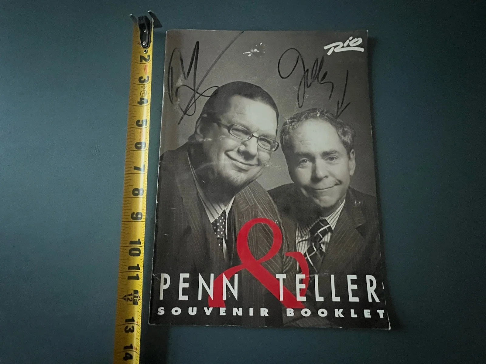 Penn Jillette, Teller — Penn & Teller Souvenir Booklet Signed with Articles Rio Las Vegas Good condition, изображение 5