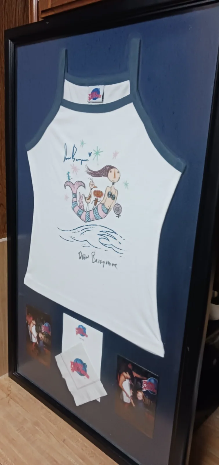 drew barrymore — Drew Barrymore Signed Planet Hollywood Mermaid Shirt, изображение 2
