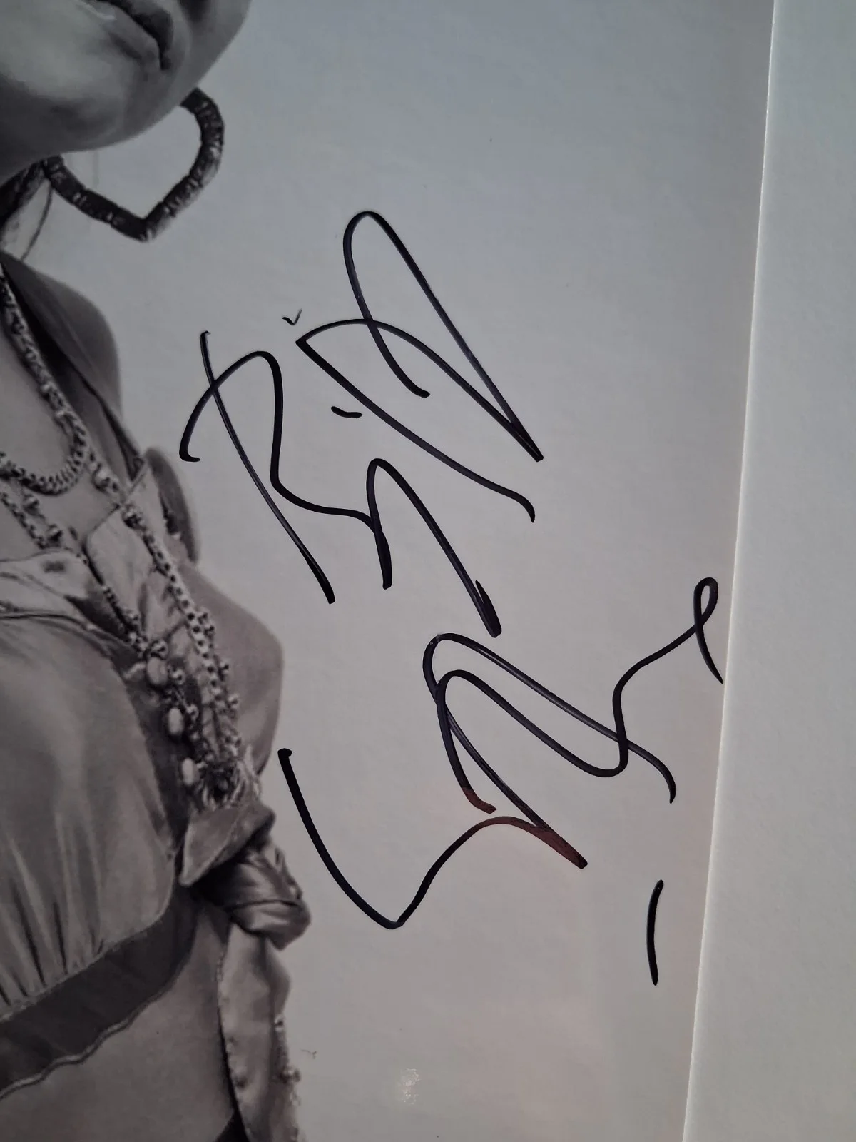 LILY ALLEN (ACTRESS/ MUSICIAN) - Genuine hand signed 8x10 autograph, image 2