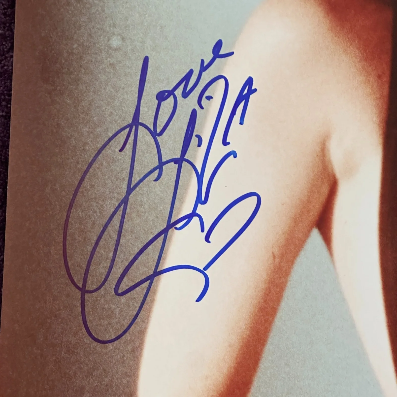 LIZA MINNELLI — LIZA MINNELLI Signed 16x20 PHOTO Beckett Authenticated (BAS), image 2
