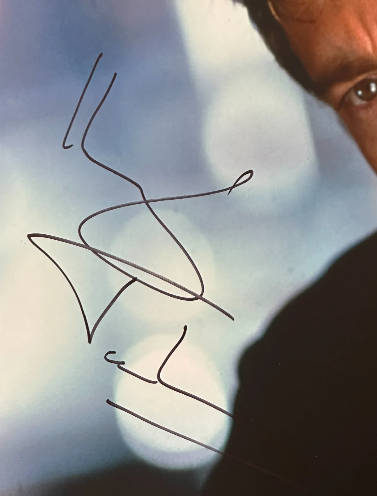 HUGH JACKMAN — HUGH JACKMAN Signed 16x20 PHOTO Beckett Authenticated (BAS), image 2