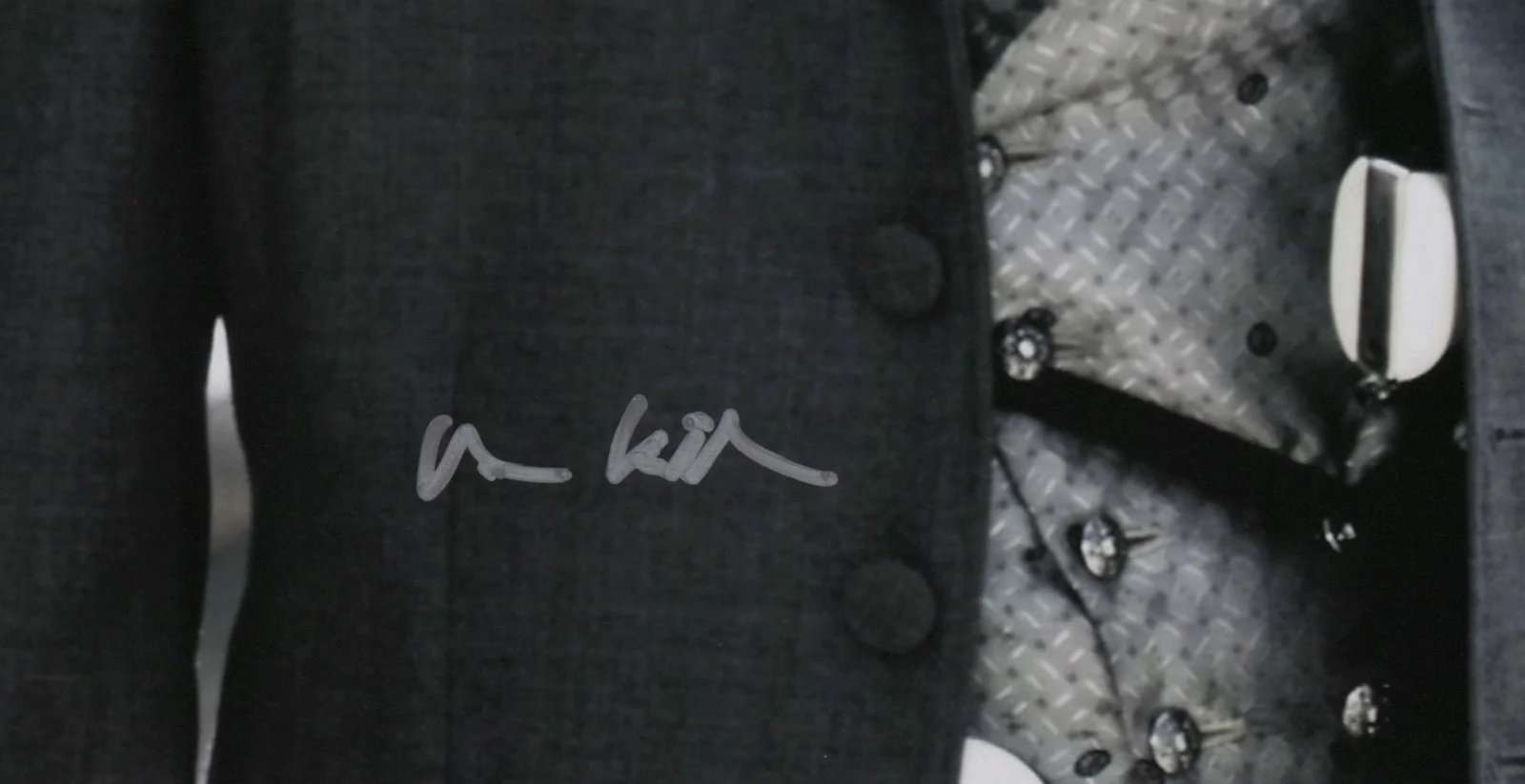 Val Kilmer — Val Kilmer Autographed Tombstone 16x20 Close Up Photo - JSA *Silver, image 2