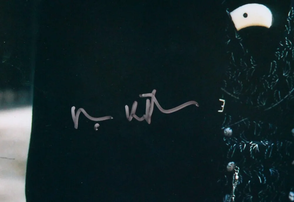 Val Kilmer — Val Kilmer Autographed Tombstone 16x20 Looking Photo -JSA *Silver, изображение 2