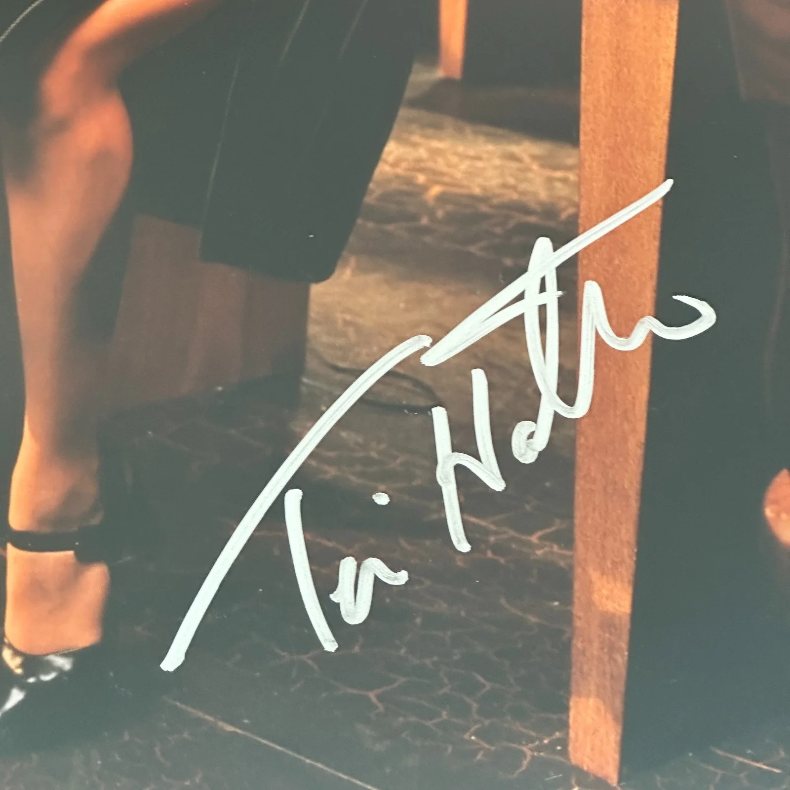 TERI HATCHER — TERI HATCHER Signed 16x20 PHOTO Beckett Authenticated BAS, image 2