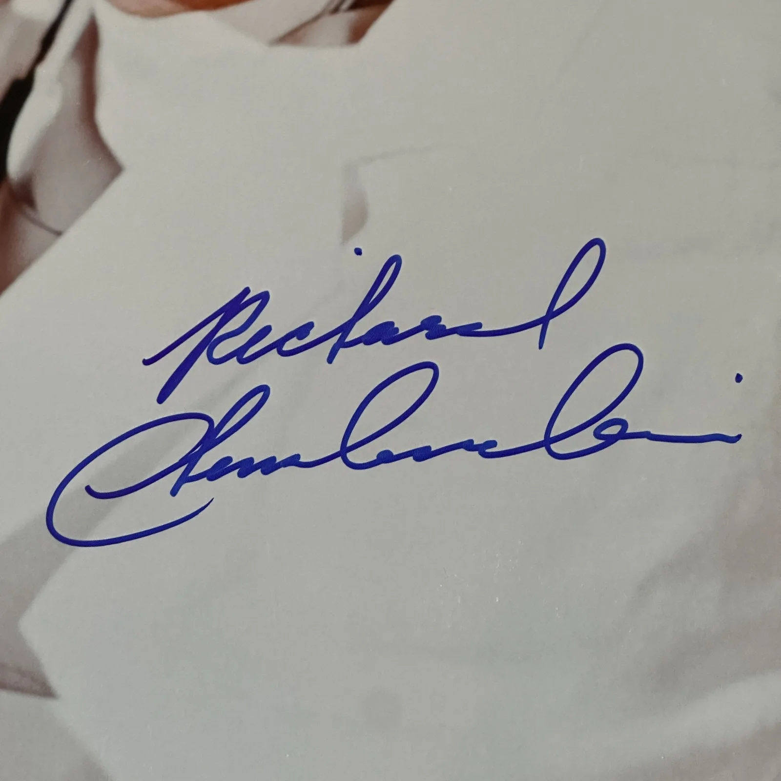 RICHARD CHAMBERLAIN — RICHARD CHAMBERLAIN Signed 16x20 PHOTO Beckett Authenticated (BAS), image 2