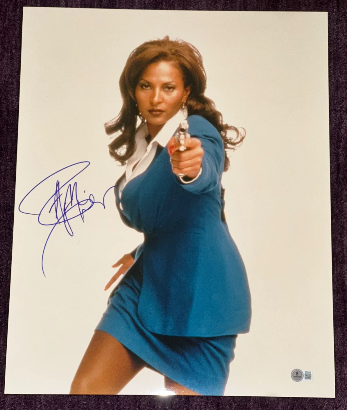 PAM GRIER — PAM GRIER Signed 16x20 PHOTO Beckett Authenticated (BAS)