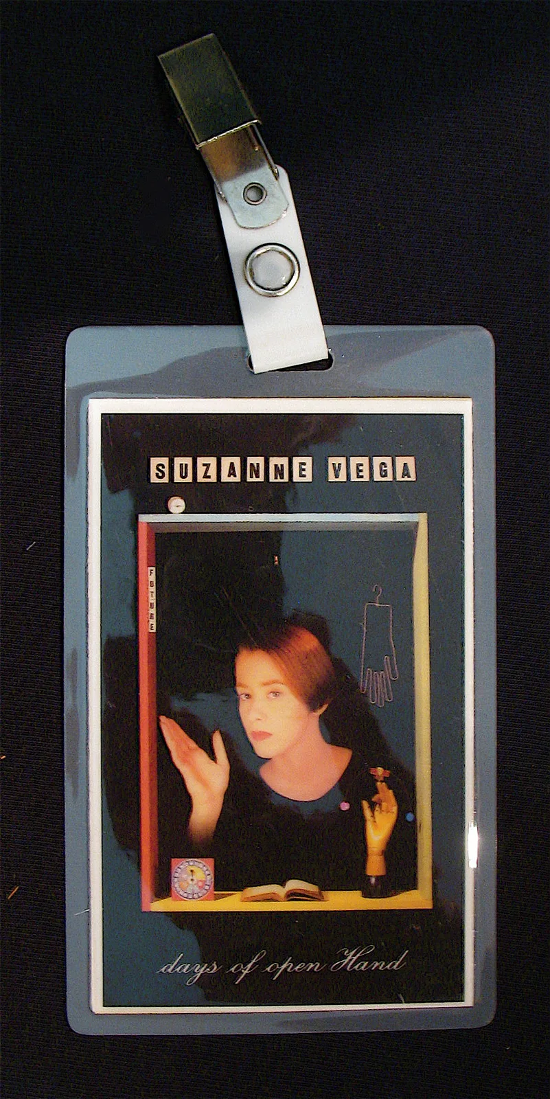 SUZANNE VEGA-A Rare Autographed DAYS OF OPEN HAND Album Flat & Back Stage Pass, изображение 3