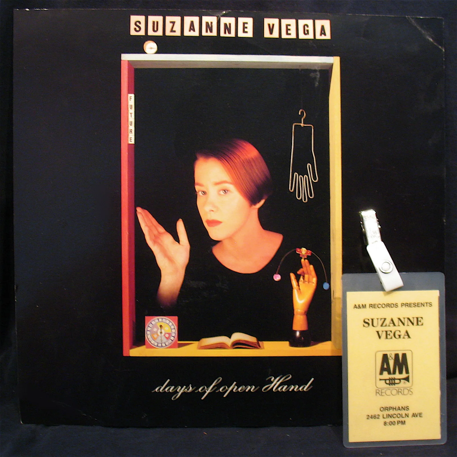 SUZANNE VEGA-A Rare Autographed DAYS OF OPEN HAND Album Flat & Back Stage Pass, изображение 4