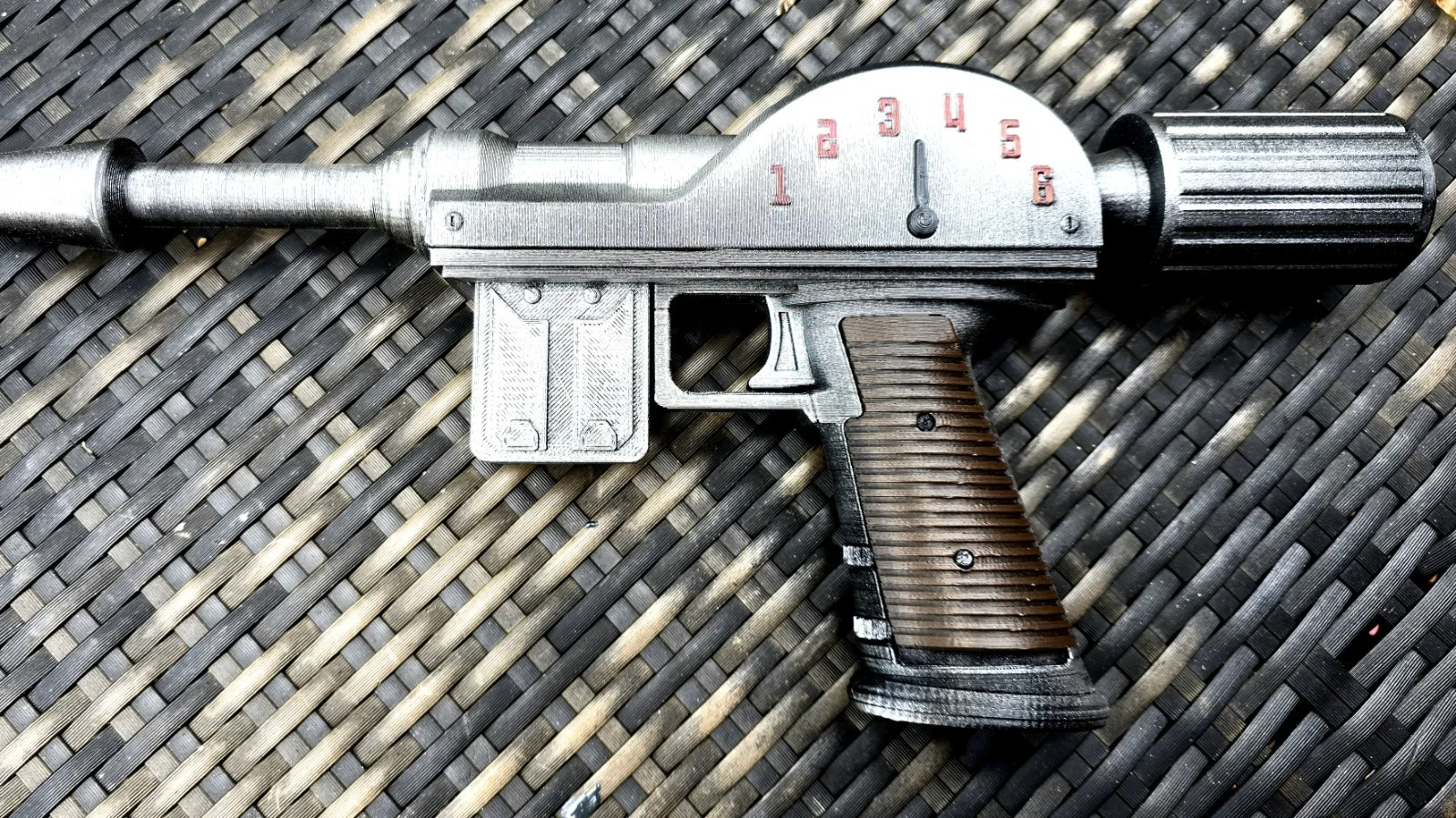 Judge Dredd Lawgiver MK 1 /Display Prop Fan-Made Model for Collectors, изображение 4
