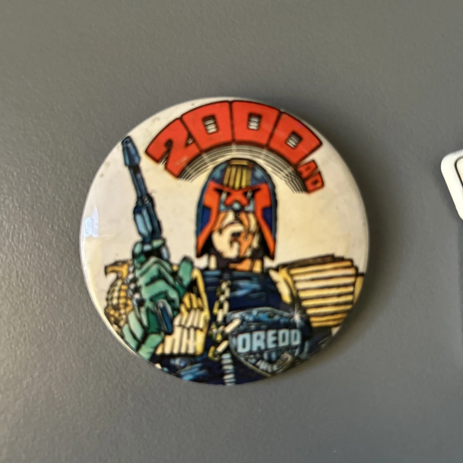 Judge Dredd Tin pin Badge and 2000AD free gift badge from Prog 873., изображение 2