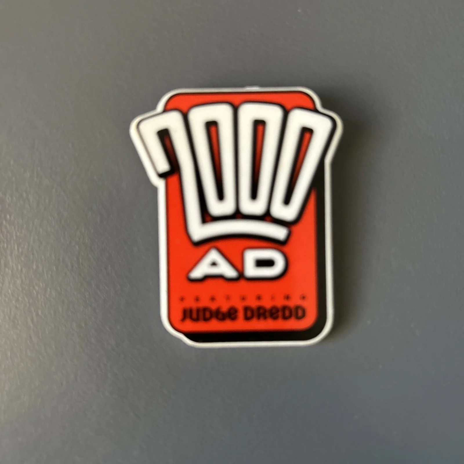 Judge Dredd Tin pin Badge and 2000AD free gift badge from Prog 873., изображение 4