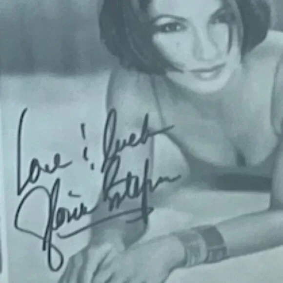 GLORIA ESTEFAN - AUTOGRAPHED SIGNED FRAMED PHOTOGRAPH/PPRINT 15"X17, image 3