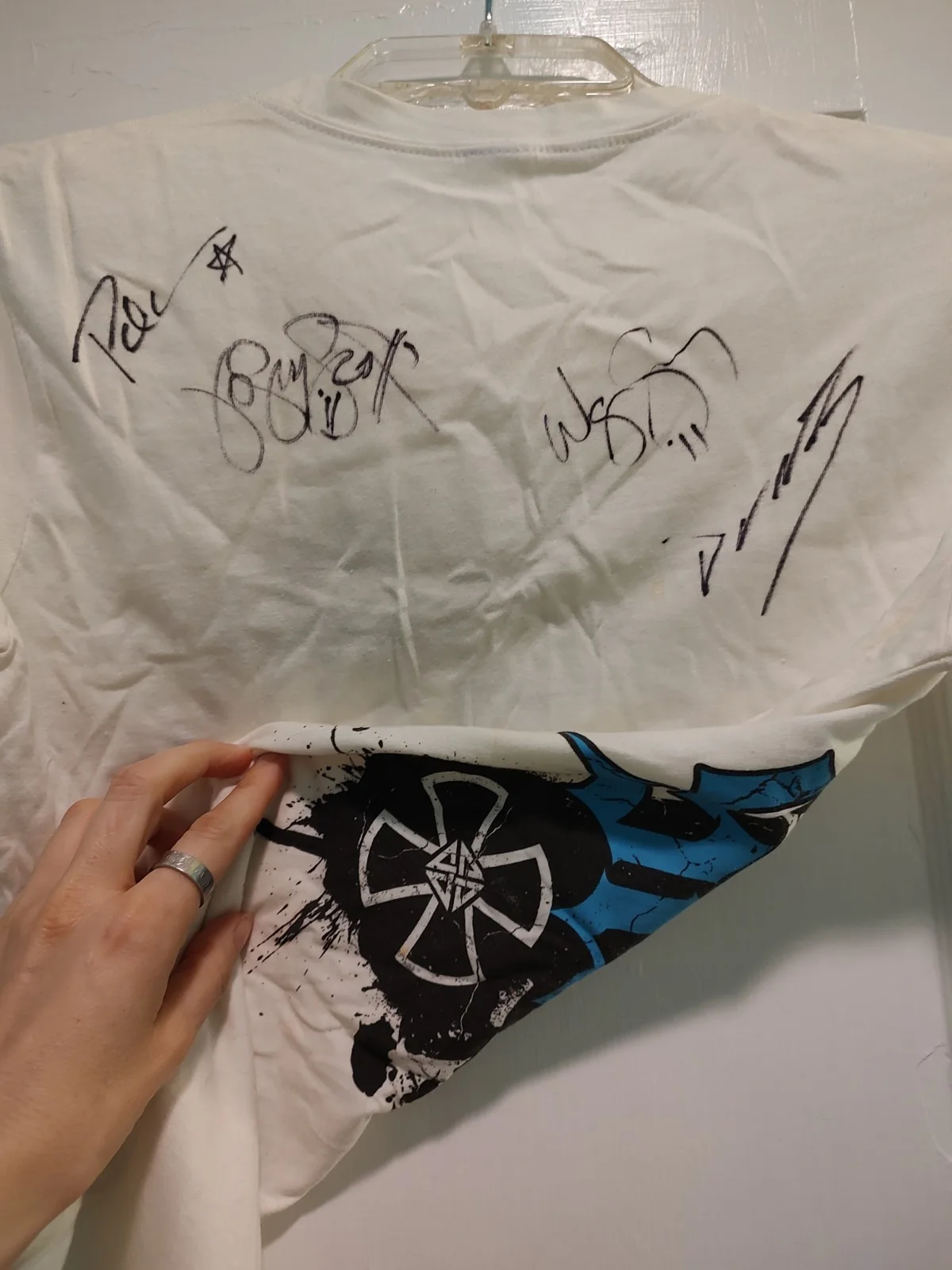 Saliva Autographed White T-Shirt Original Music Memorabilia Signed, Josey Scott, изображение 2
