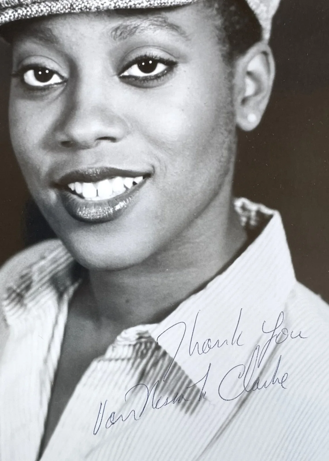 Van Nessa Clarke — Van Nessa Clarke - 'Hill Street Blues' 'Teachers Only' - Autographed 1981 Photo, изображение 2