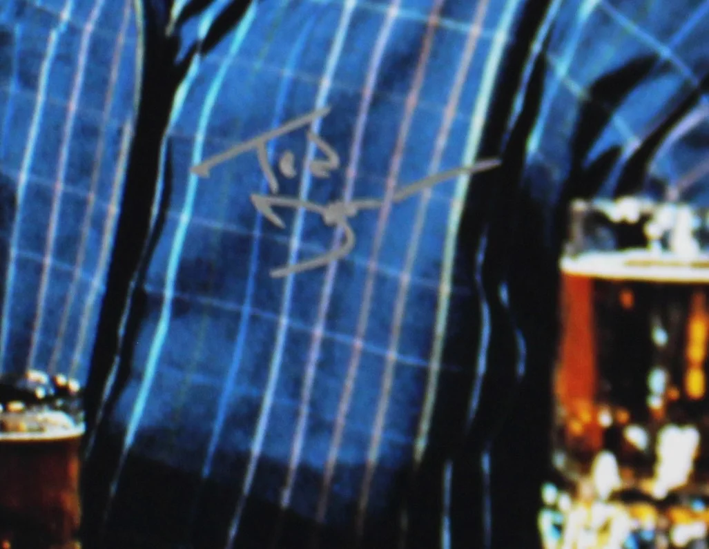 Ted Danson — Ted Danson Signed Cheers Unframed 11x14 Holding Beer Mugs Photo, изображение 2