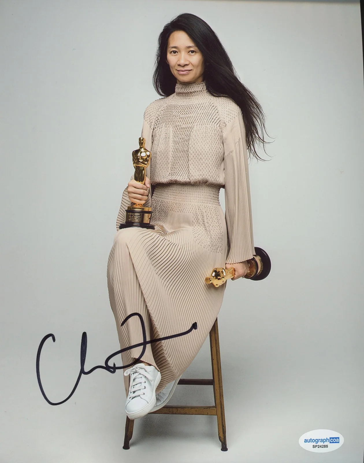 Chloé Zhao — Chloé Zhao HAMNET Director Signed Autographed NOMADLAND 8x10 Oscar Photo ACOA, изображение 2