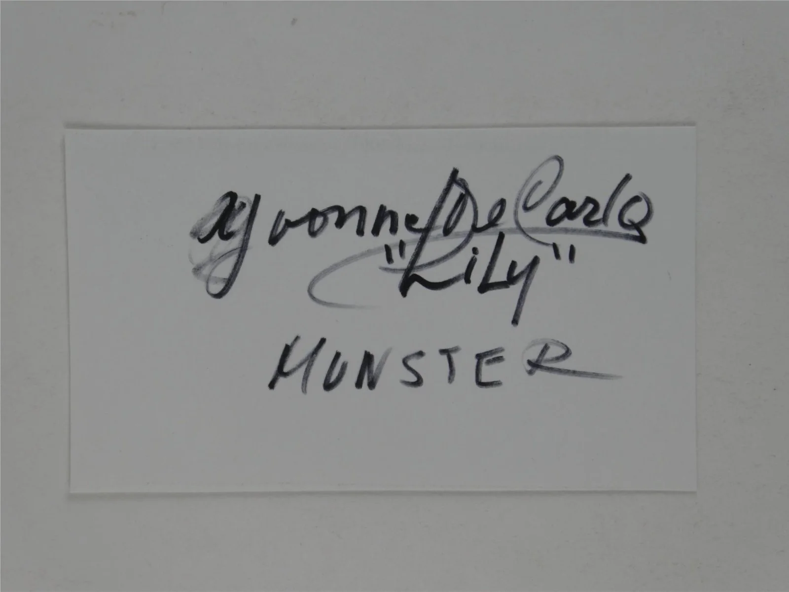 Yvonne De Carlo — Yvonne De Carlo Signed 2.75x4.5 Index Card Autographed The Munsters JSA COA, изображение 2