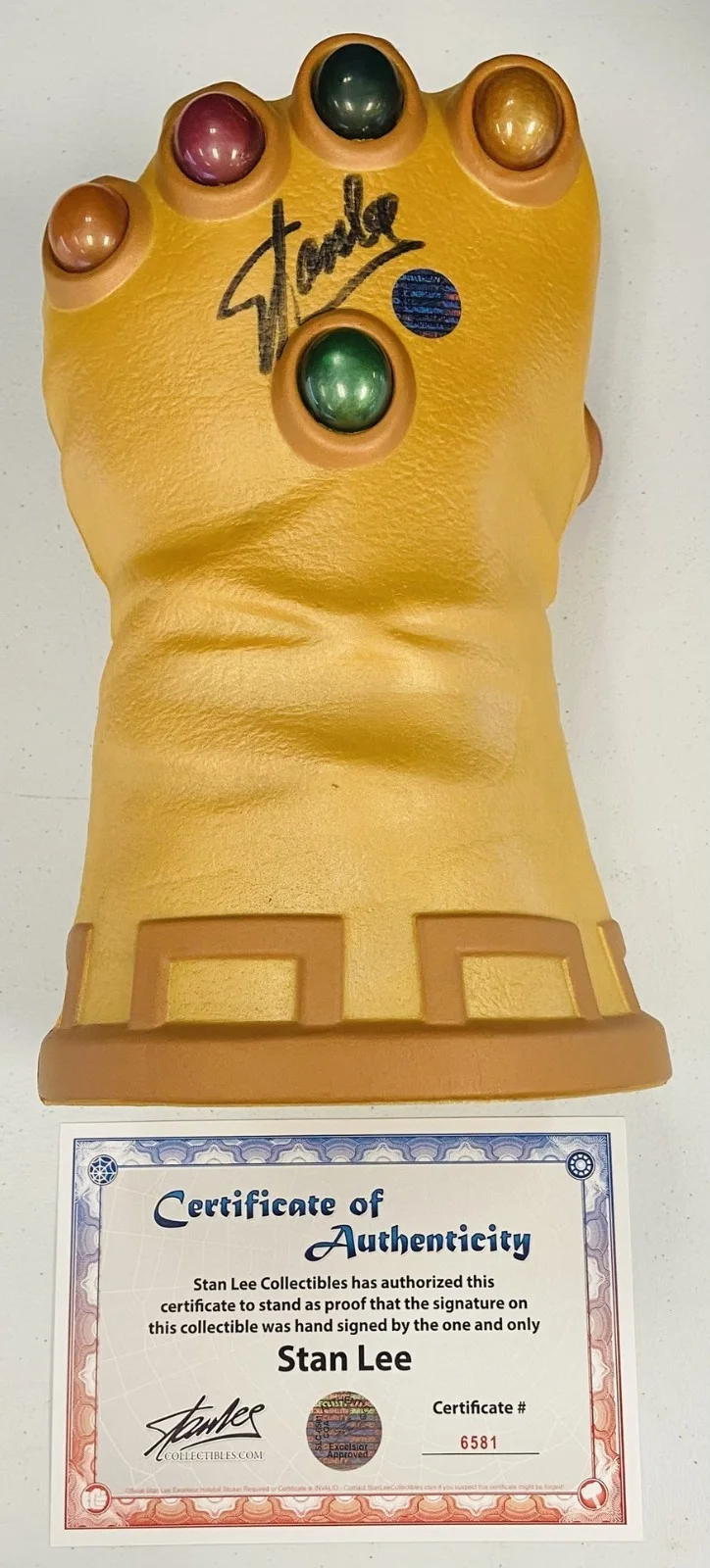 Stan Lee — 2014 SDCC Hasbro Infinity Gauntlet w/Lights & Action Figures Set Signed Stan Lee, image 3