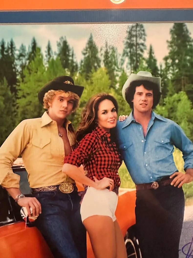 John Schneider Catherine Bach, Tom Wopat — Dukes of Hazzard Cast Signed 11x14 Framed Photo – Schneider, Bach, Wopat (JSA), изображение 2