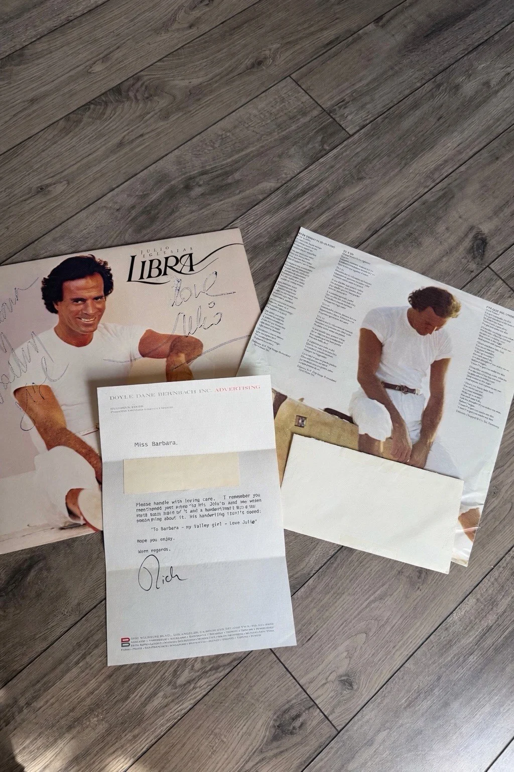Julio Iglesias Libra Album Autographed with Letter and Envelope, изображение 2