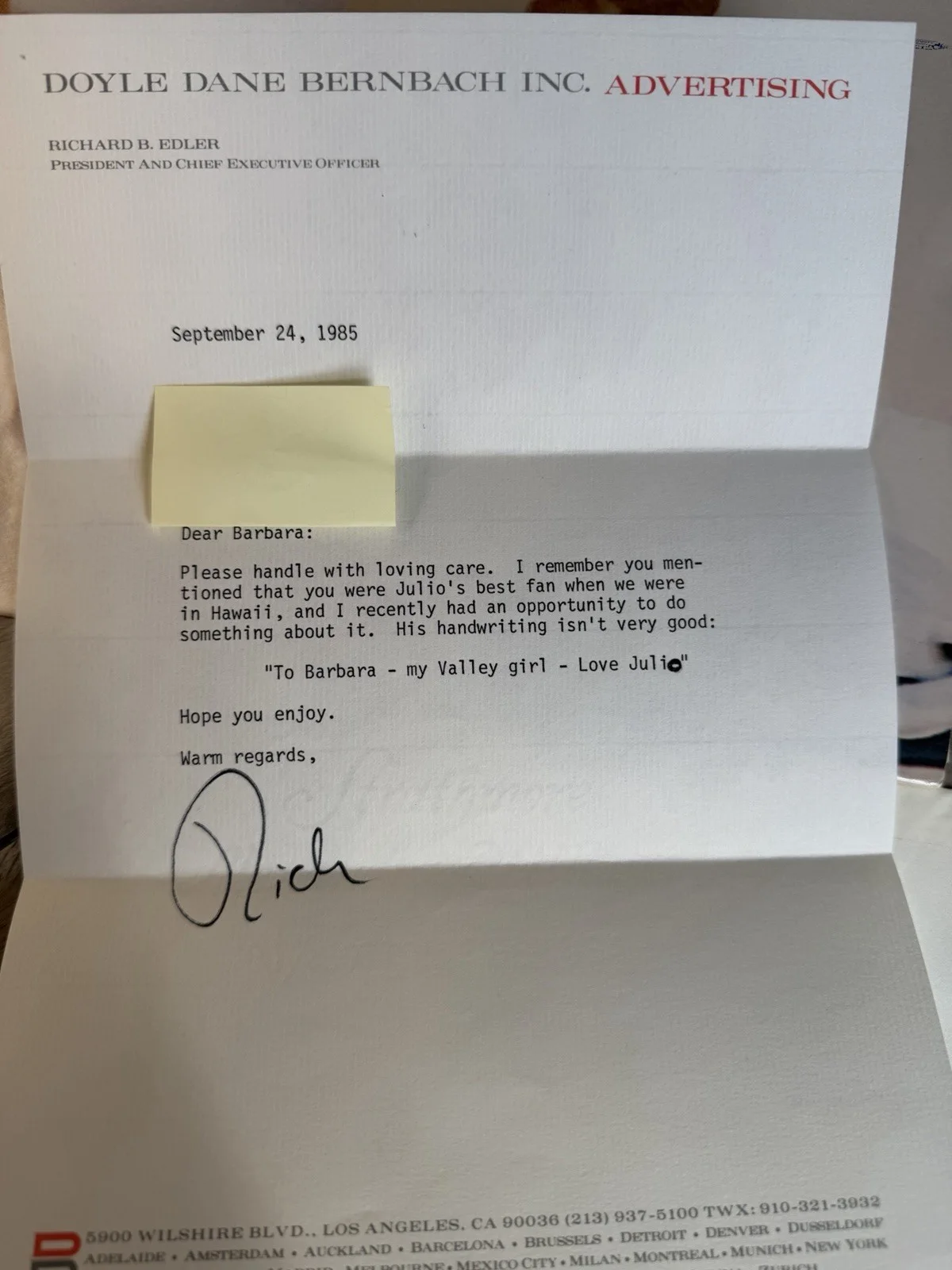 Julio Iglesias Libra Album Autographed with Letter and Envelope, изображение 3